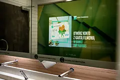 Wnętrze łazienki z lustrami reklamowymi