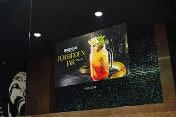 Wnętrze łazienki Whiskey in The Jar w Warszawie z lustrami reklamowymi – zbliżenie