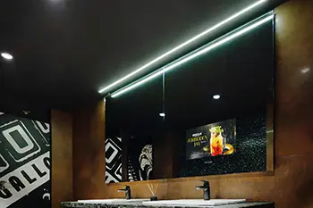 Wnętrze łazienki Whiskey in The Jar w Warszawie z lustrami reklamowymi