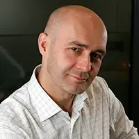 Adam Wojdyło - Portret białego mężczyzny w średnim wieku. Ubrany w białą koszulę.