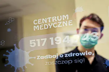 Zbliżenie na twarz w odbiciu lustra reklamowego w Centrum Medycznym MEDYK